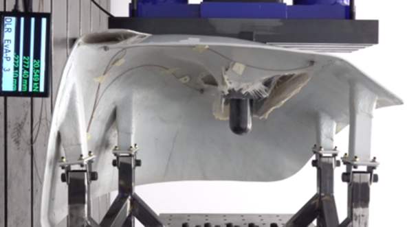 Abbildung: Chrashtest im Labor mit einer Bugklappe des ICE der BR 601 (Bildmaterial: DLR – Deutsches Zentrum für Luft- und Raumfahrt)