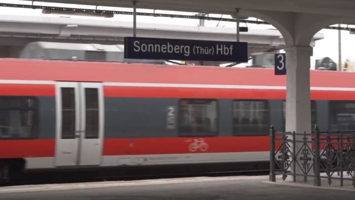 Einfahrt eines roten Zuges in den Hauptbahnhof Sonneberg (Thür) (Copyright: DB InfraGO AG, Digitale Schiene Deutschland)