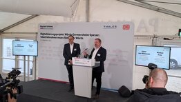 Markus Fritz (Hitachi Rail GTS Deutschland GmbH) und Gabor von Wilmowski (DB InfraGO AG) auf der IBN-Veranstaltung Wörth – Germersheim – Speyer (Copyright: DB InfraGO AG, Digitale Schiene Deutschland) Markus Fritz (Hitachi Rail GTS Deutschland GmbH) und Gabor von Wilmowski (DB InfraGO AG) auf der IBN-Veranstaltung Wörth – Germersheim – Speyer (Copyright: DB InfraGO AG, Digitale Schiene Deutschland)