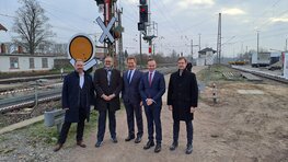 Gabor von Wilmowski (DB InfraGO AG), Markus Fritz (Hitachi Rail GTS Deutschland GmbH), Dr. Richard Lutz (Deutsche Bahn AG), Dr. Volker Wissing (BMDV) und Frank Gülicher (DB InfraGO AG) vor einem alten und neuen Signal in Wörth (Copyright: DB InfraGO AG, Digitale Schiene Deutschland) Gabor von Wilmowski (DB InfraGO AG), Markus Fritz (Hitachi Rail GTS Deutschland GmbH), Dr. Richard Lutz (Deutsche Bahn AG), Dr. Volker Wissing (BMDV) und Frank Gülicher (DB InfraGO AG) vor einem alten und neuen Signal in Wörth (Copyright: DB InfraGO AG, Digitale Schiene Deutschland)