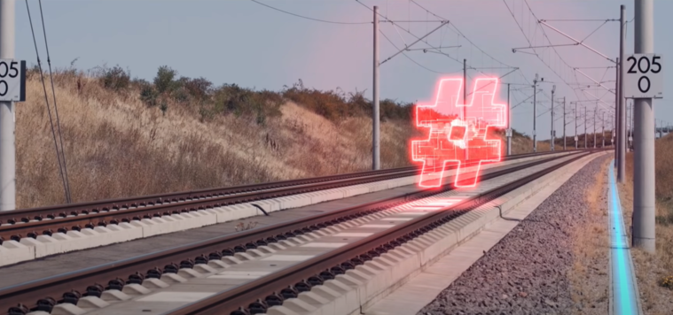 Zweigleisige Bahnstrecke mit Oberleitung. Auf dem rechten Gleis schwebt ein rot transparent leuchtendes Hashtag. Zweigleisige Bahnstrecke mit Oberleitung. Auf dem rechten Gleis schwebt ein rot transparent leuchtendes Hashtag.